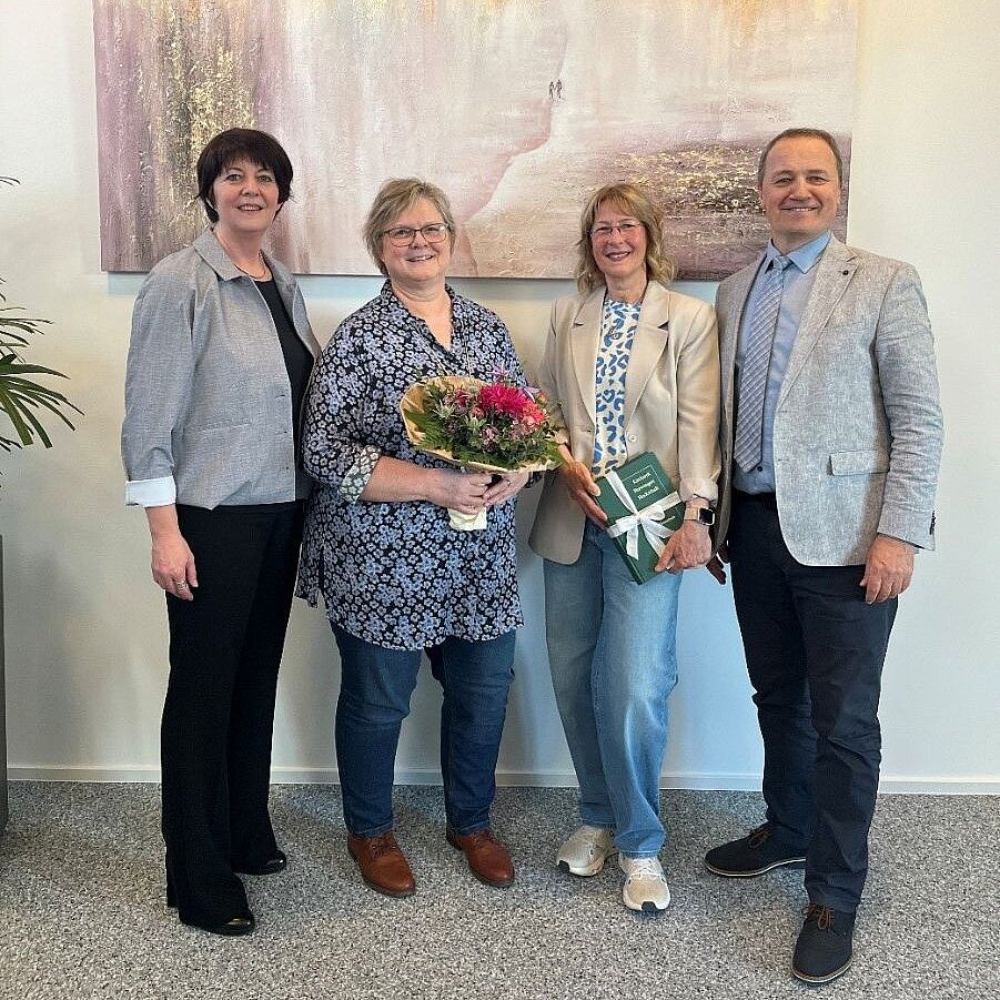 Öffnet die Seite 'Verabschiedung der Außenstellenleiterin in Kirchardt, Susanne Adler' von links nach rechts: VHS-Direktorin Roswitha Keicher, Außenstellenleiterin in Kirchardt Susanne Adler, Bürgermeister Kreiter und neue Außenstellenleiterin Petra Krahmer
Bild: Thomas Ströbel