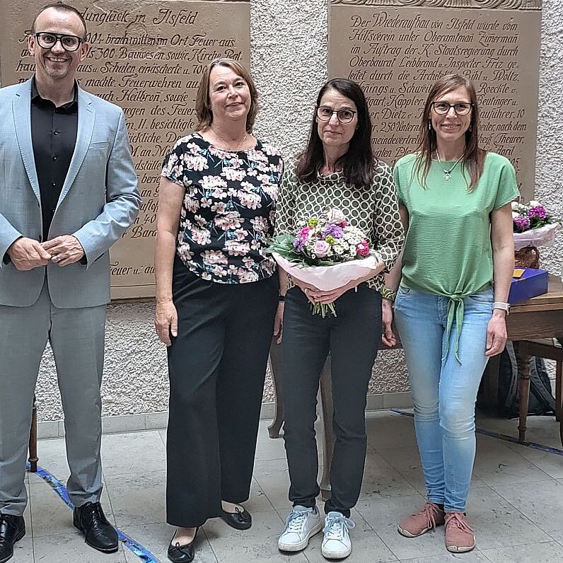 Öffnet die Seite 'Verabschiedung der Außenstellenleiterin in Ilsfeld, Ilse Bolg' von links nach rechts: Bürgermeister in Ilsfeld Bernd Bordon, Außenstellenbeiratsvorsitzende Claudia Eurich, Außenstellenleiterin in Ilsfeld Ilse Bolg und Personalratsvorsitzende Maria Schmid